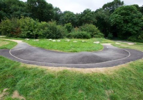 Cycle pump track